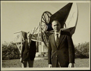 Penzias e Wilson davanti all'antenna dei Bell Laboratories