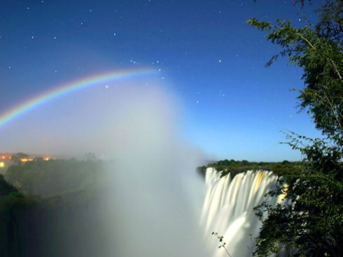Spray Moonbow formato dall'acqua di una cascata