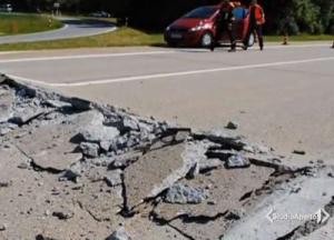 Tratto di autostrada in Germania con asfalto esploso